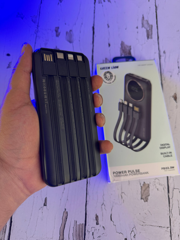 پاوربانک 10000mAh فست شارژ - کابل متصل گرین لاین دارای مانیتور با کیفیت و چهار عدد کابل سرخود